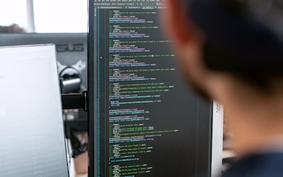 技术人员进行系统恢复与数据修复工作场景